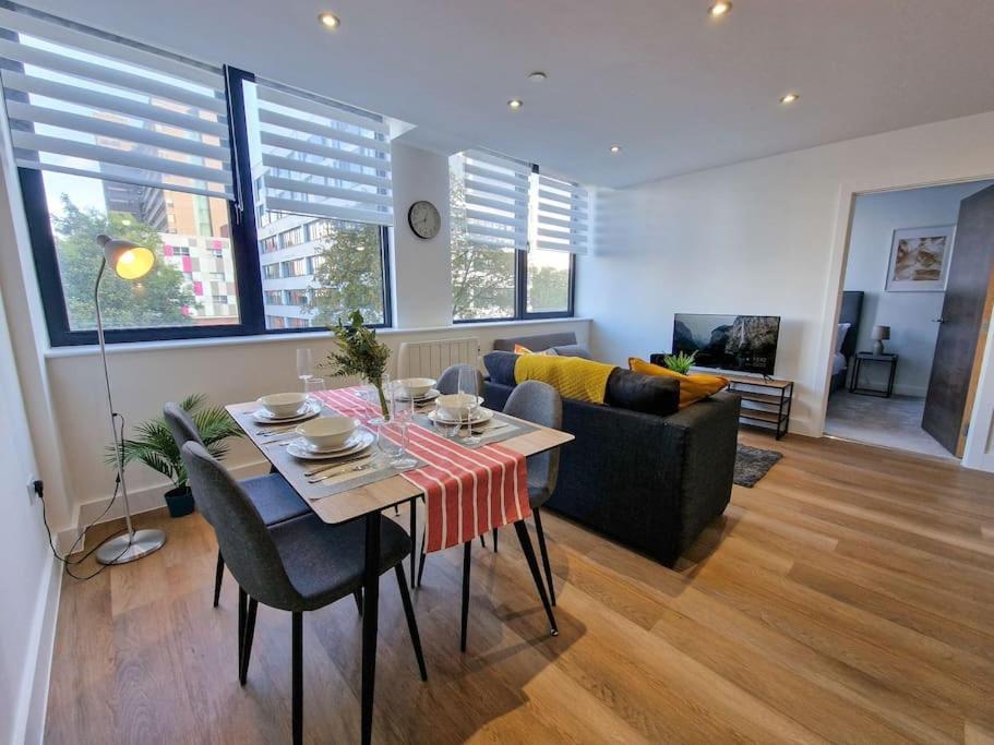 Free Parking: Old Trafford Apartment Manchester Esterno foto