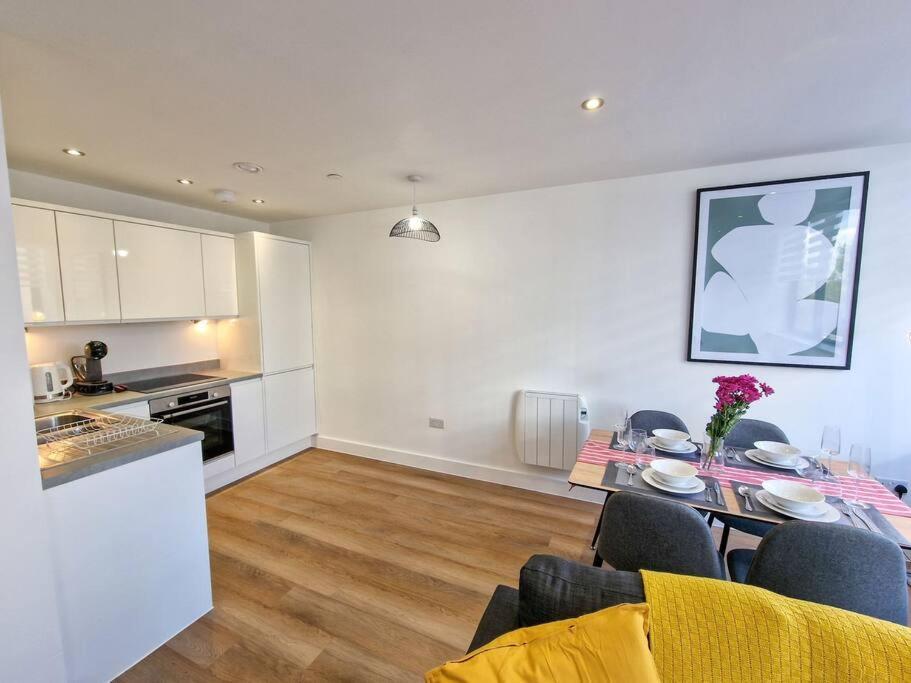 Free Parking: Old Trafford Apartment Manchester Esterno foto